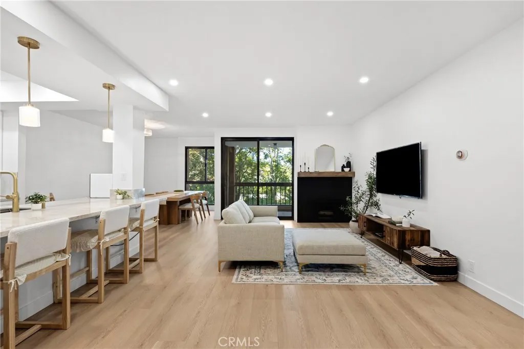 4477 Wilshire Boulevard 202