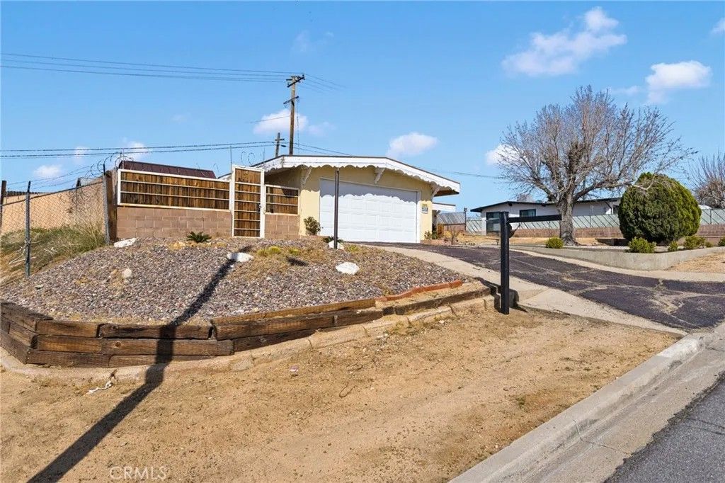 Photo of 16824 Crestview Dr, Victorville, CA 92395 (MLS # HD26057078)