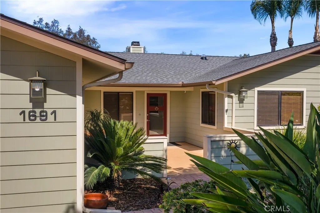 Photo of 1691 Pepper Tree PL, Fallbrook, CA 92028 (MLS # SW26129942)