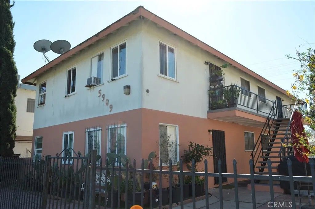 Photo of 5909 Whitnall Hwy, North Hollywood, CA 91601 (MLS # SR26040606)