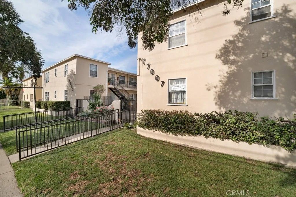 Photo of 17007 Vanowen, Van Nuys, CA 91406 (MLS # SR26029690)