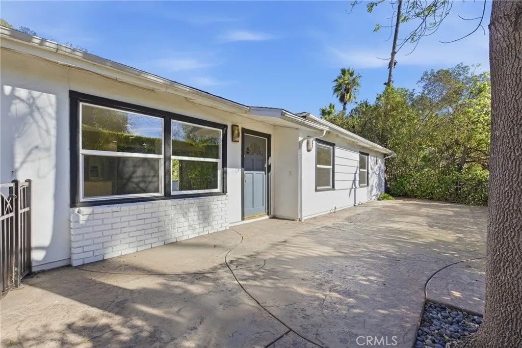 Photo of 8123 Amor Road, Los Angeles, CA 90046 (MLS # GD26009809)