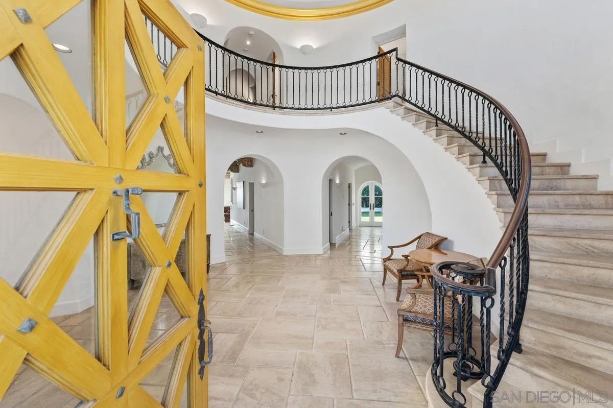 6692 La Jolla Scenic Dr S