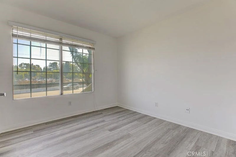 5515 Canoga Ave 105