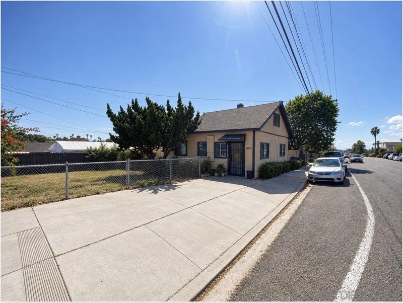 2908-12 E 8th