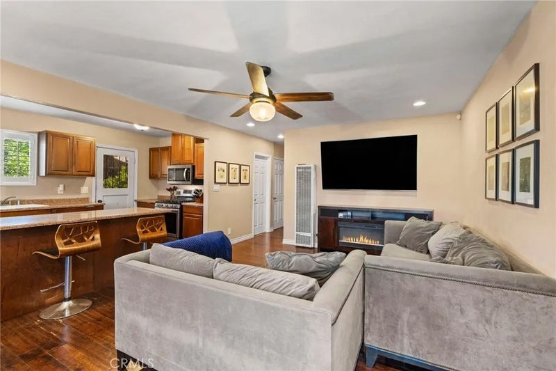 1458 E 215th