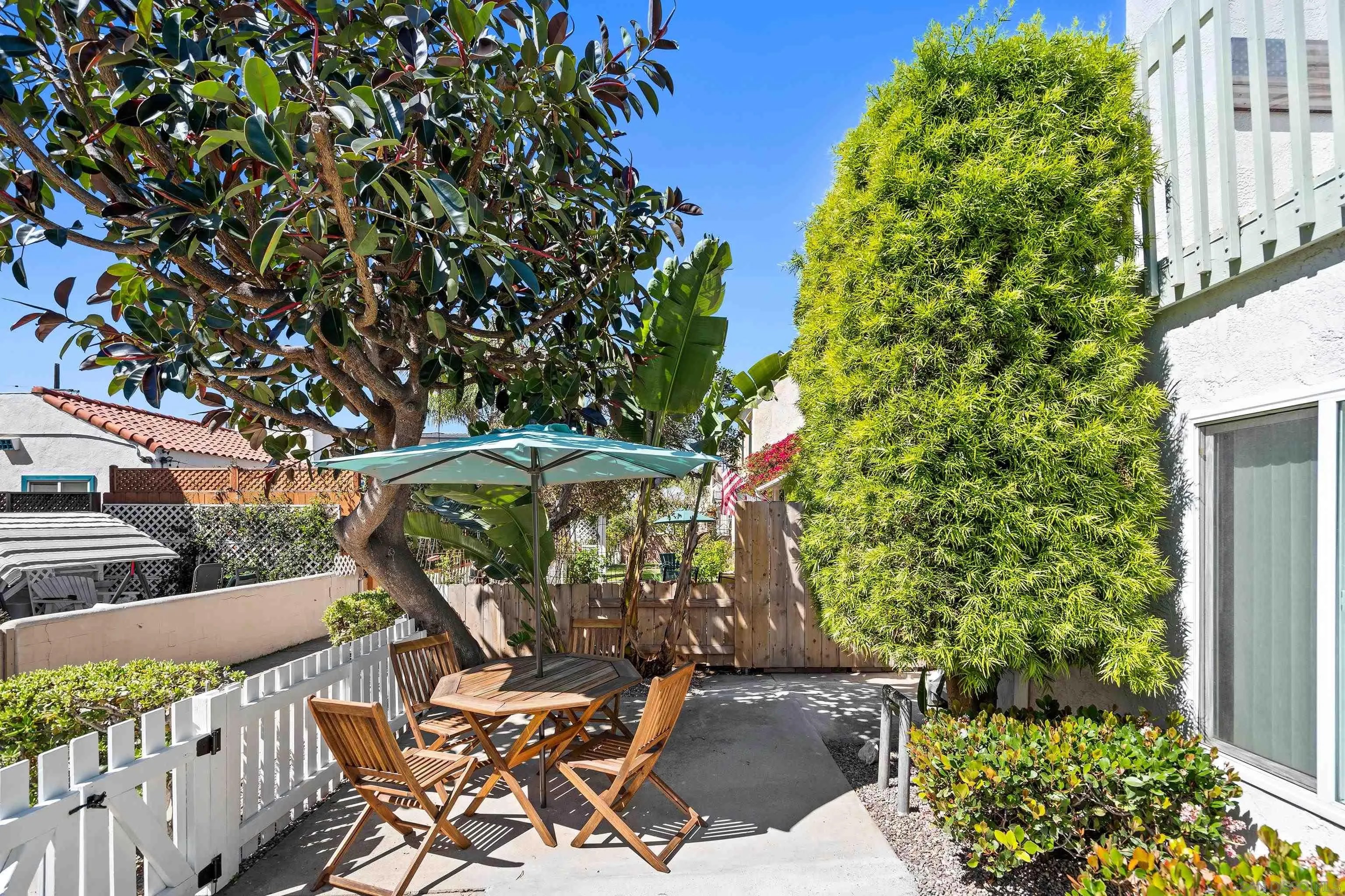 830-832 Jamaica Court