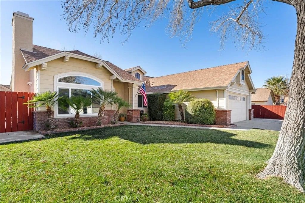 Photo of 2028 W Avenue K10, Lancaster, CA 93536 (MLS # SR26009171)