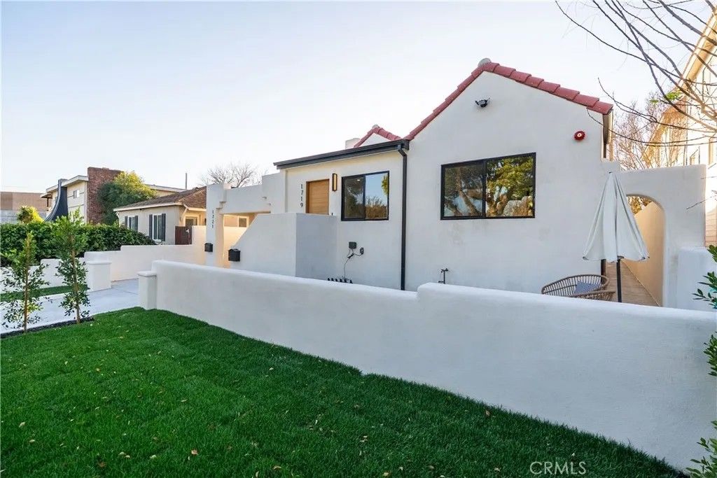 Photo of 1719 Landis St, Burbank, CA 91504 (MLS # SR26029715)