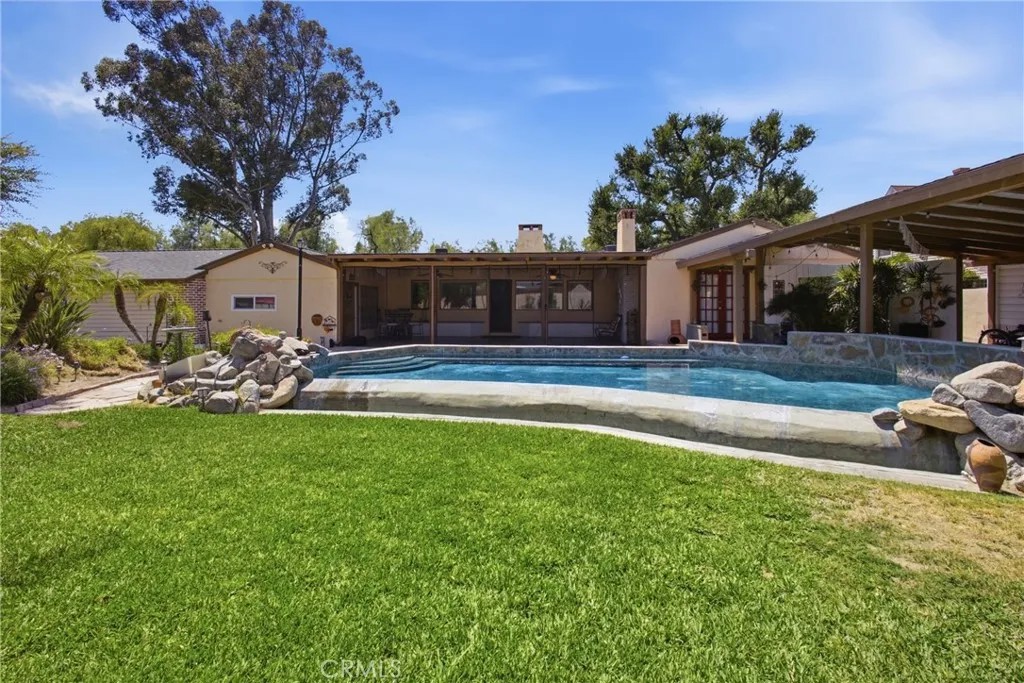 3151 Pepper Tree