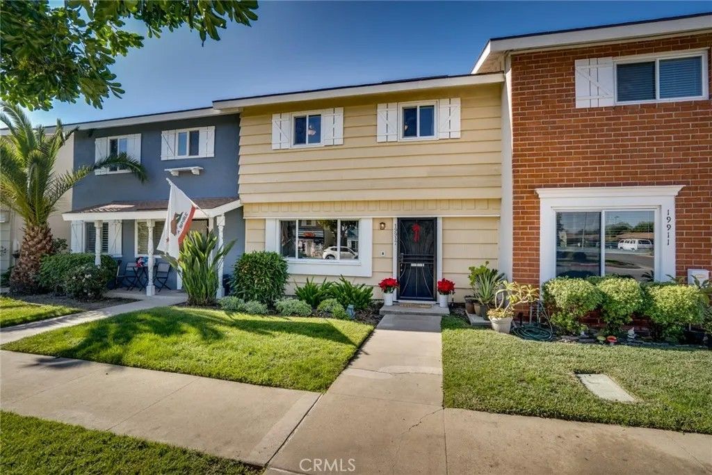 Photo of 19917 Piccadilly Ln, Huntington Beach, CA 92646 (MLS # OC25273766)