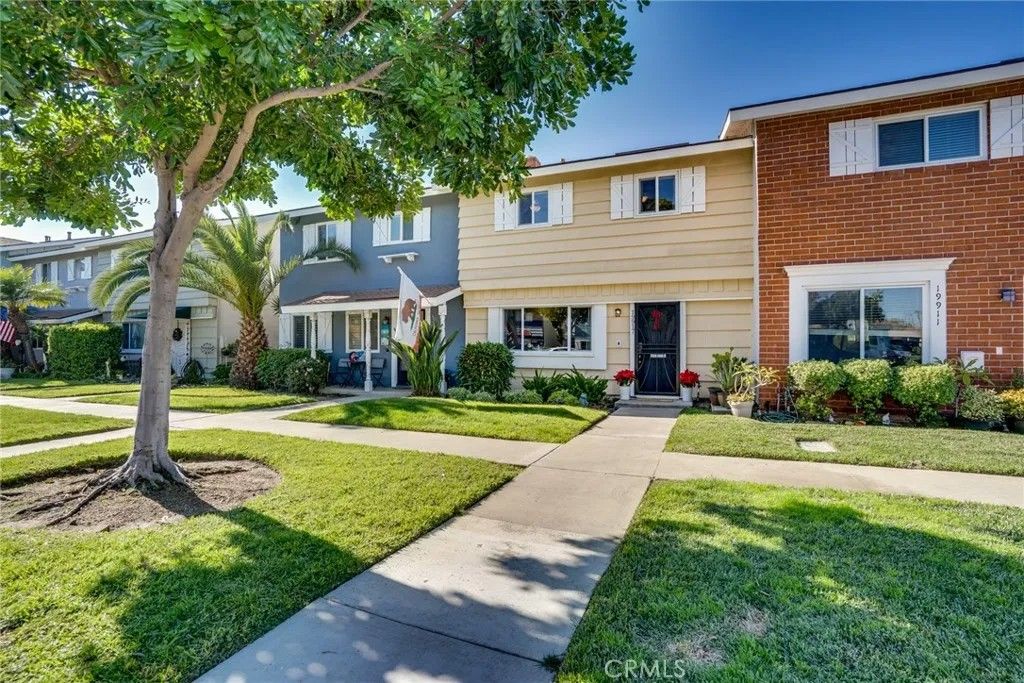 Photo of 19917 Piccadilly Ln, Huntington Beach, CA 92646 (MLS # OC25273766)