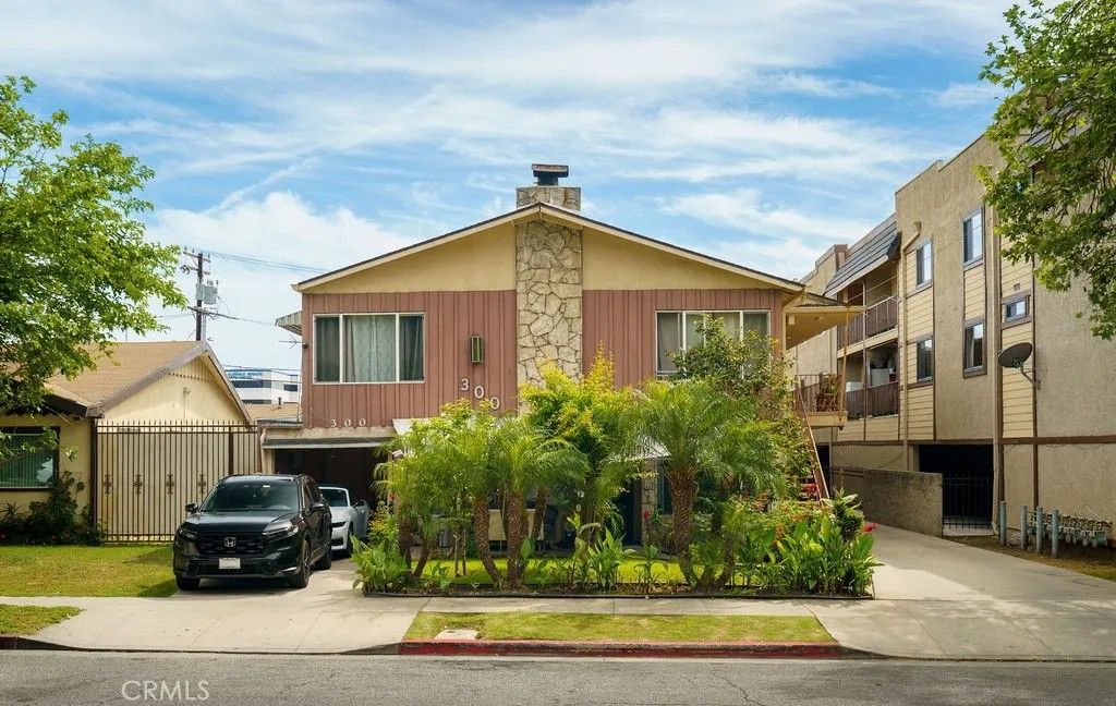 Photo of 300 E Garfield Avenue, Glendale, CA 91205 (MLS # GD26073600)