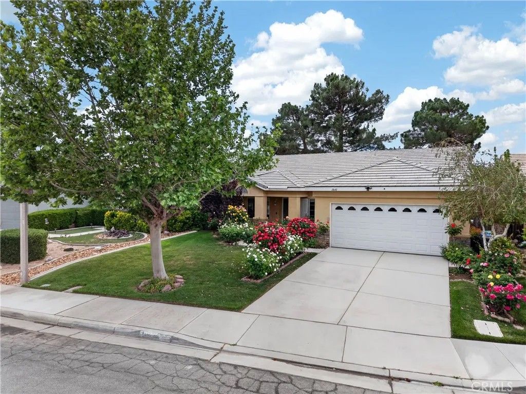 Photo of 1840 W Holguin St, Lancaster, CA 93534 (MLS # SR26077475)
