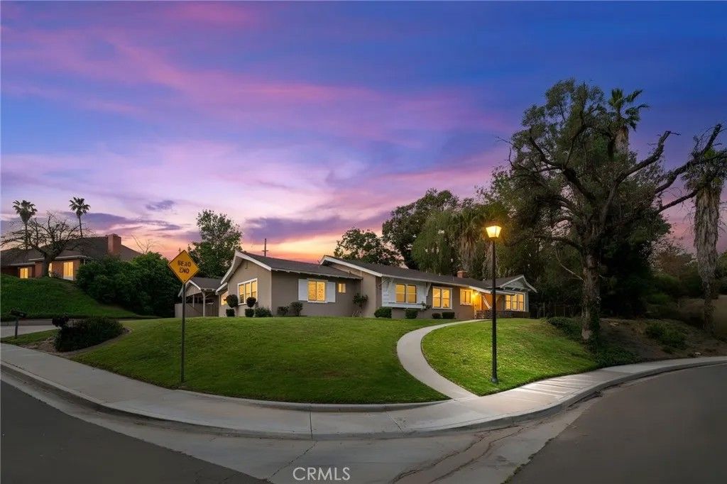 Photo of 134 W Broadbent Dr, Riverside, CA 92507 (MLS # CV26061289)