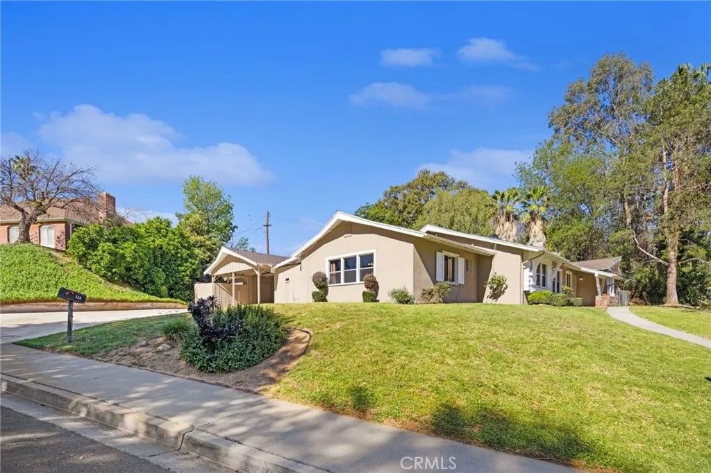 Photo of 134 W Broadbent Dr, Riverside, CA 92507 (MLS # CV26061289)