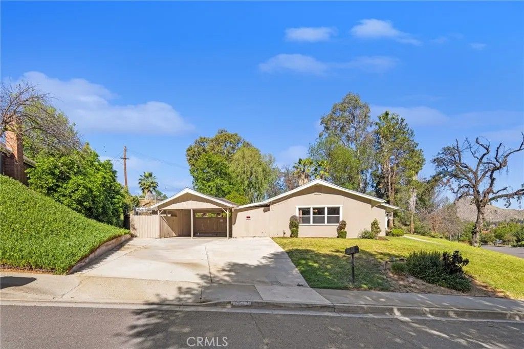 Photo of 134 W Broadbent Dr, Riverside, CA 92507 (MLS # CV26061289)
