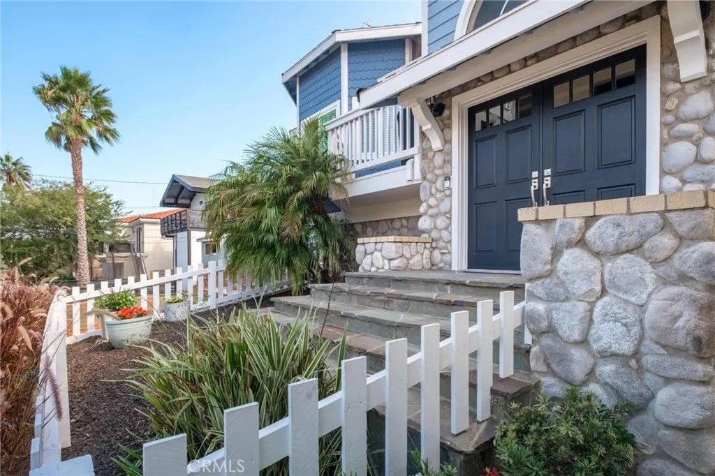 Photo of 204 N Lucia AVE #A, Redondo Beach, CA 90277 (MLS # SB26077361)