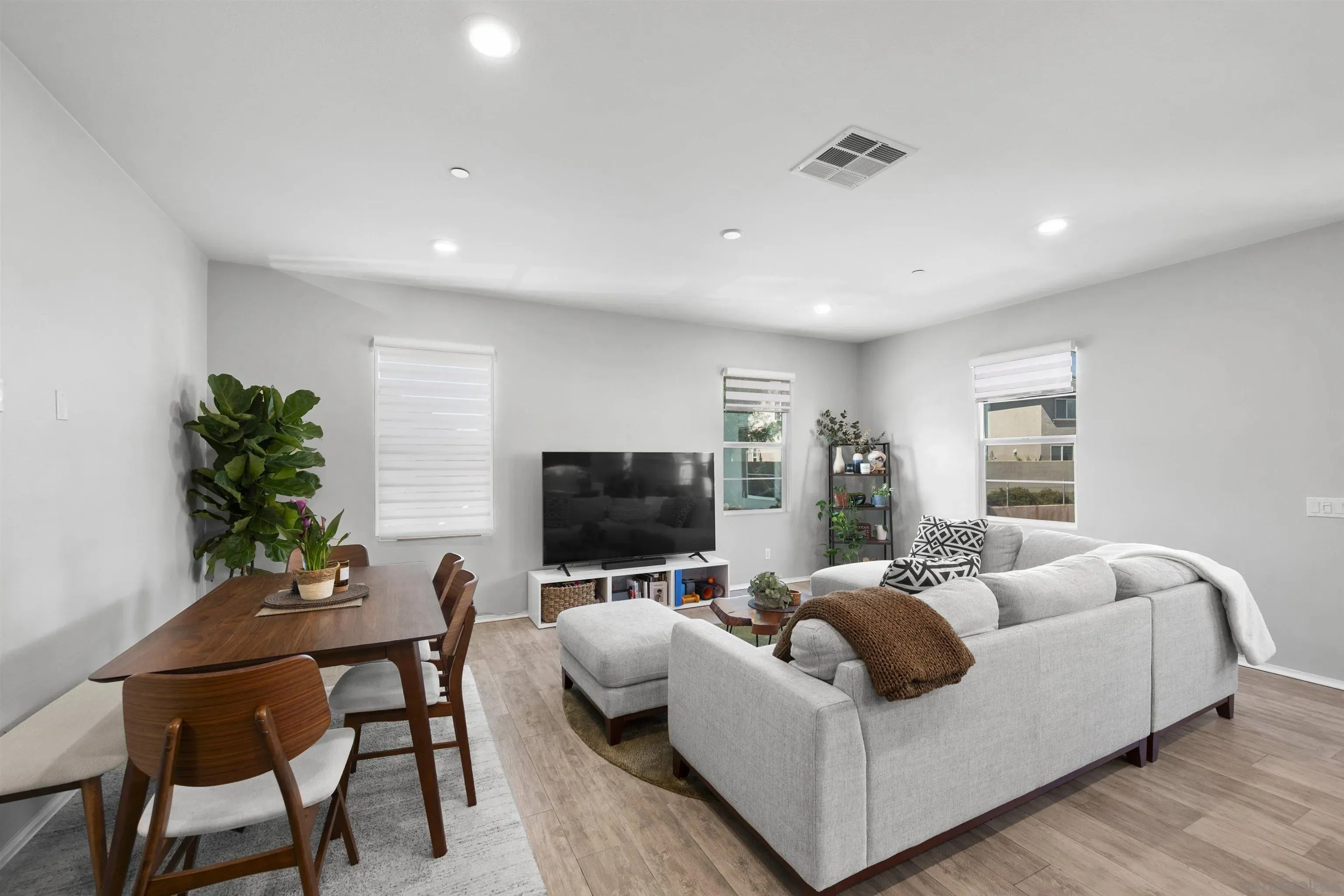 Chula Vista, California 91915, United States, 3 Bedrooms Bedrooms, ,2 BathroomsBathrooms,Residential,Active,200450