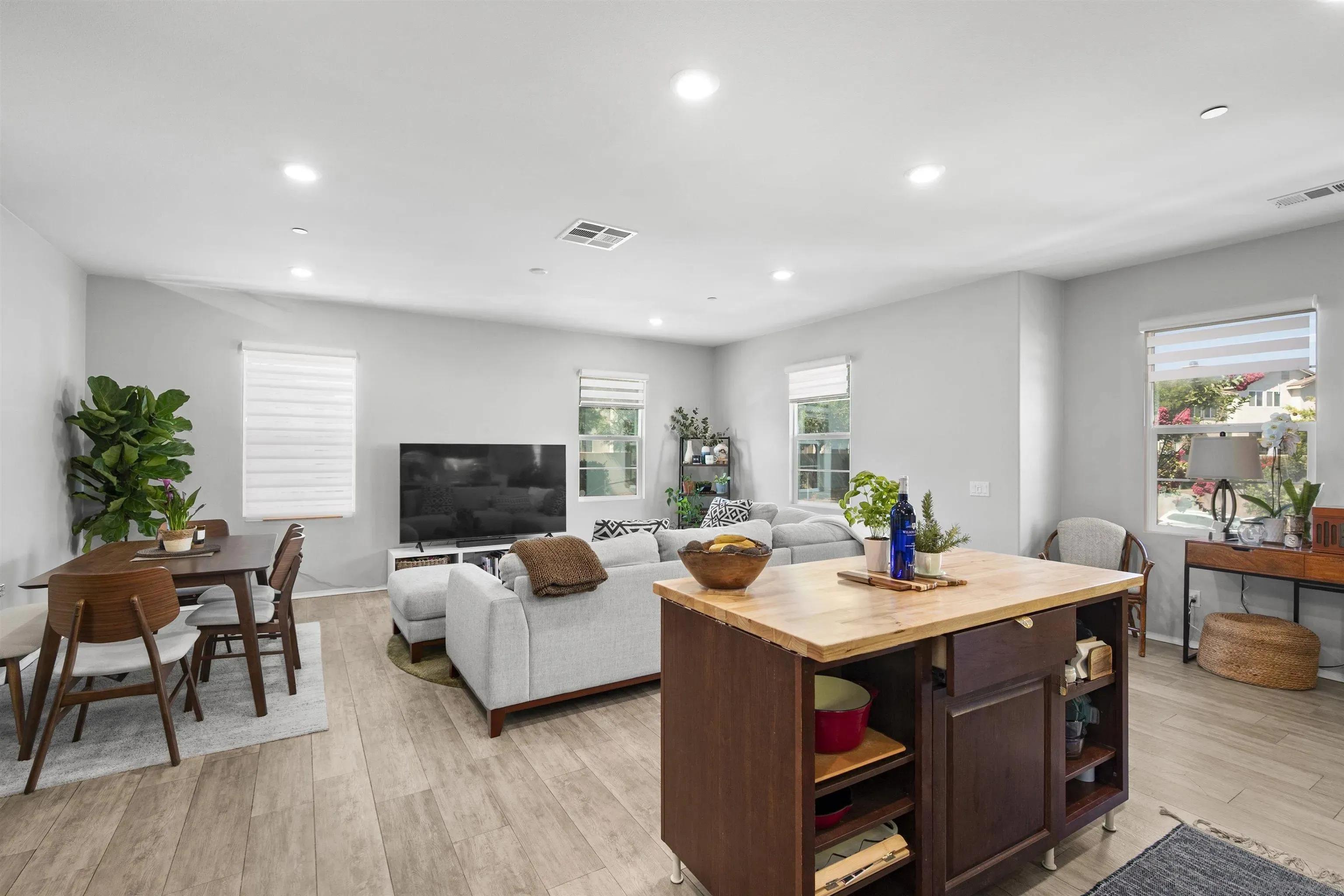 Chula Vista, California 91915, United States, 3 Bedrooms Bedrooms, ,2 BathroomsBathrooms,Residential,Active,200450