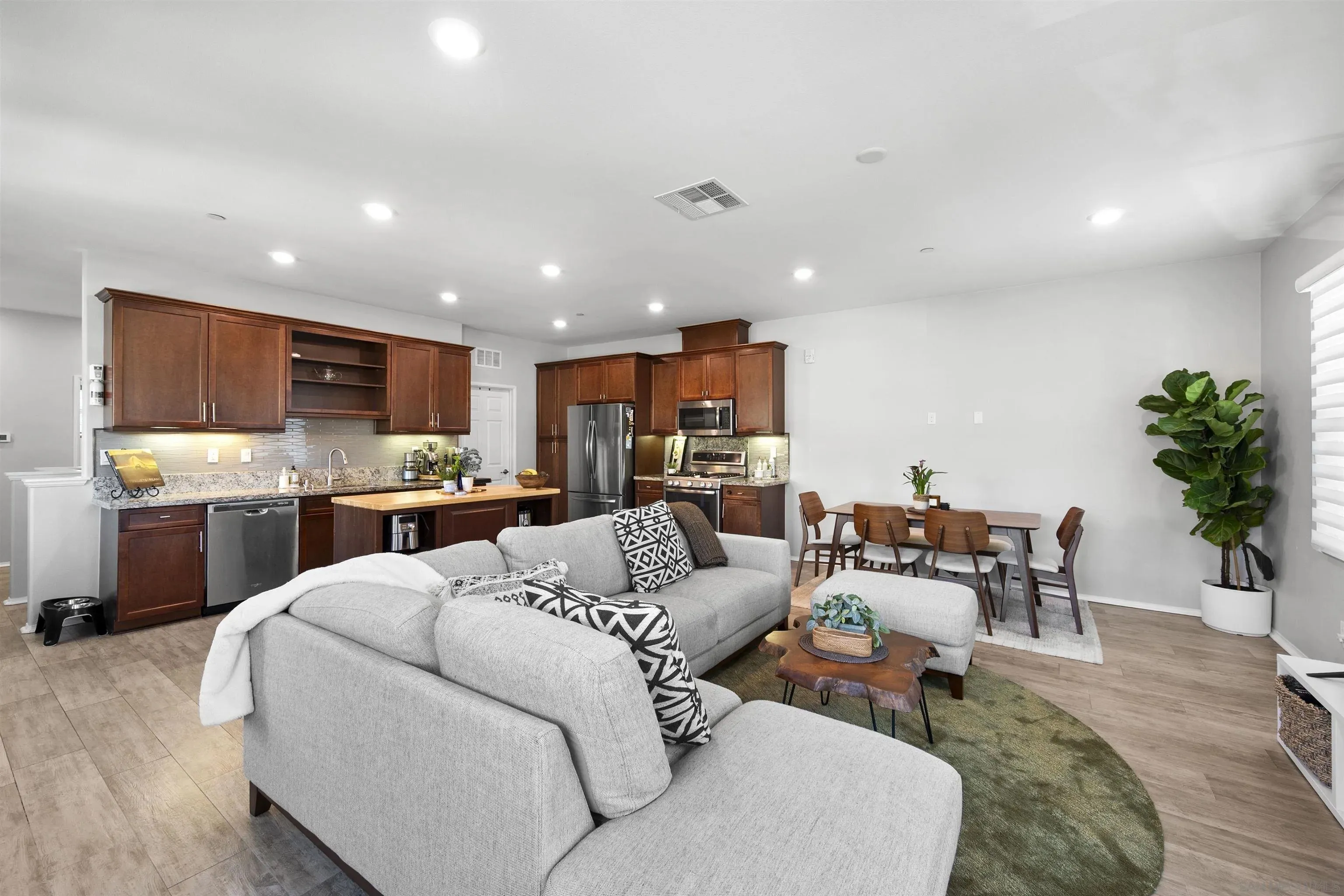 Chula Vista, California 91915, United States, 3 Bedrooms Bedrooms, ,2 BathroomsBathrooms,Residential,Active,200450