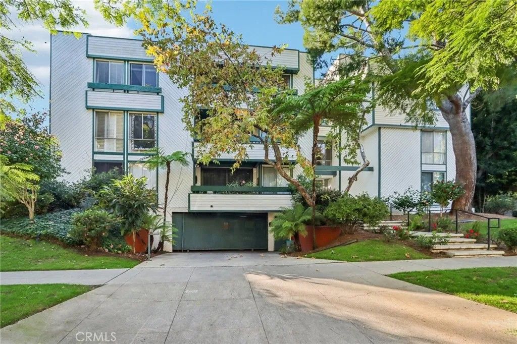 Photo of 403 N Oakhurst Dr, Beverly Hills, CA 90210 (MLS # AR26012331)