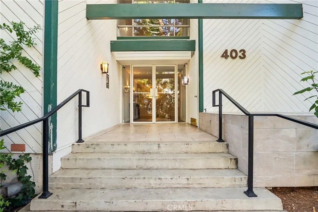 Photo of 403 N Oakhurst Dr, Beverly Hills, CA 90210 (MLS # AR26012331)