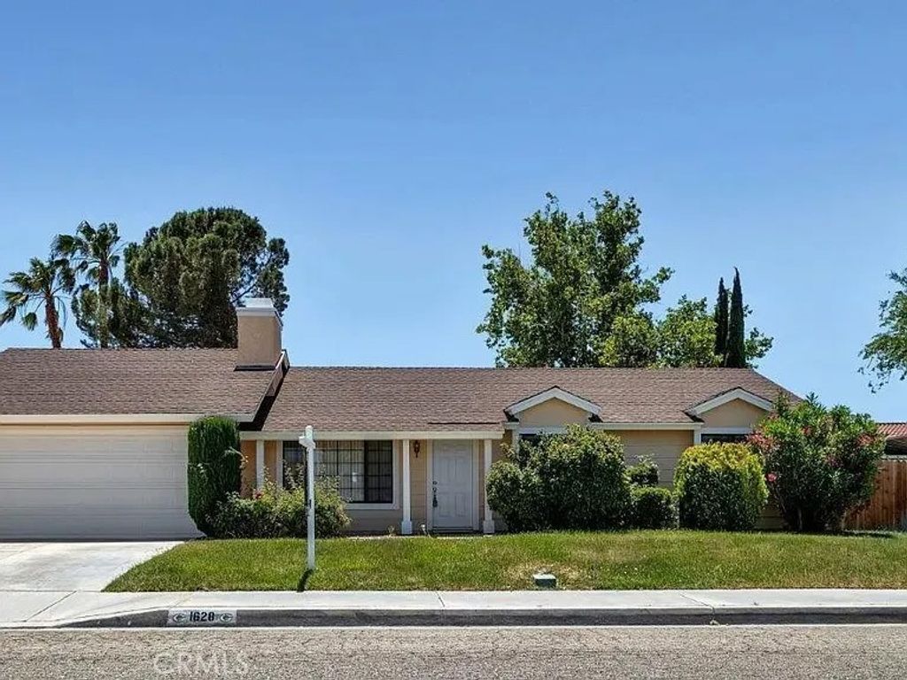 Photo of 1628 W Avenue K11, Lancaster, CA 93534 (MLS # SW26113318)