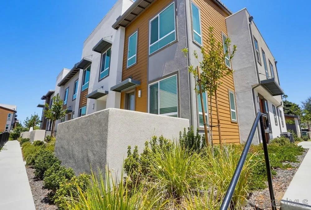Photo of 973 Bradley Way, Vista, CA 92081 (MLS # 260019048)