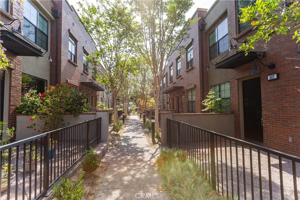 527 W Maple