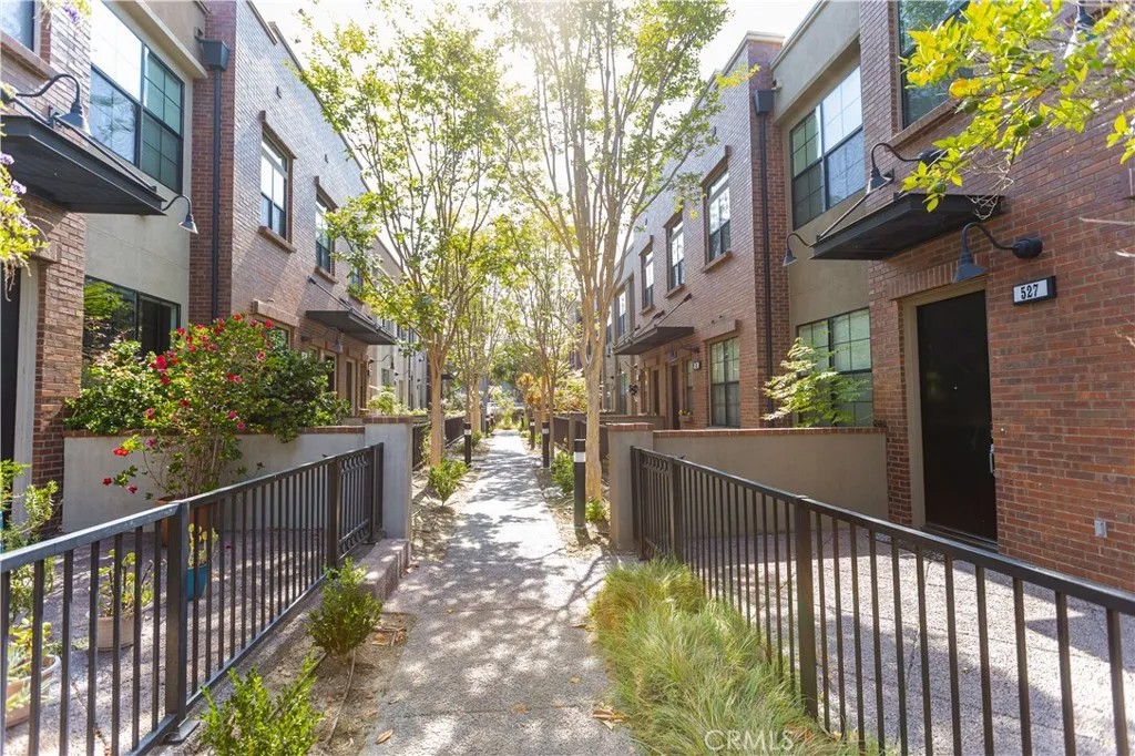 527 W Maple