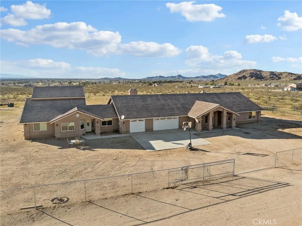 Photo of 13850 Nightshade Road, Apple Valley, CA 92307 (MLS # HD26010150)