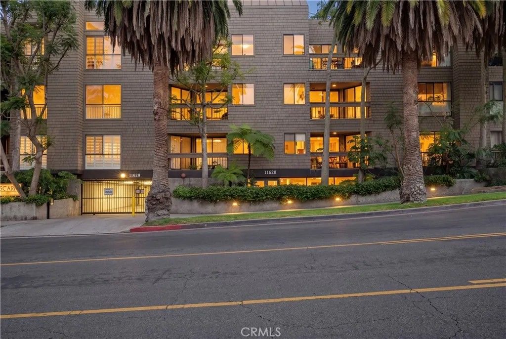 Photo of 11628 Montana AVE #207, Los Angeles, CA 90049 (MLS # SR26099193)
