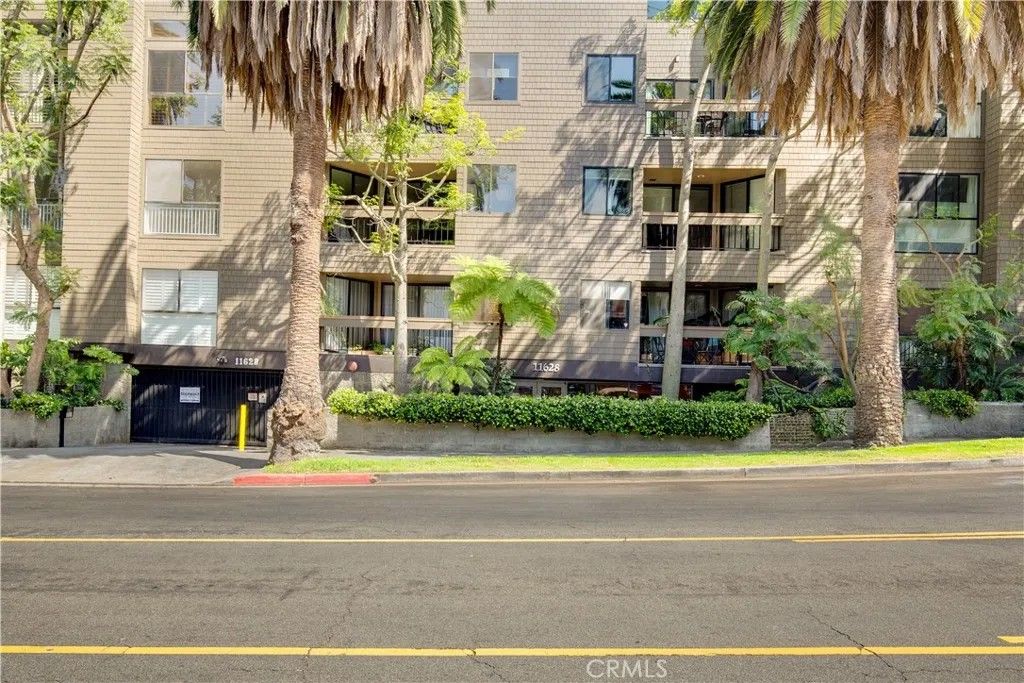 Photo of 11628 Montana AVE #207, Los Angeles, CA 90049 (MLS # SR26099193)