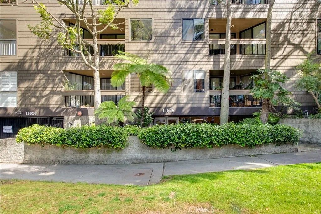 Photo of 11628 Montana AVE #207, Los Angeles, CA 90049 (MLS # SR26099193)
