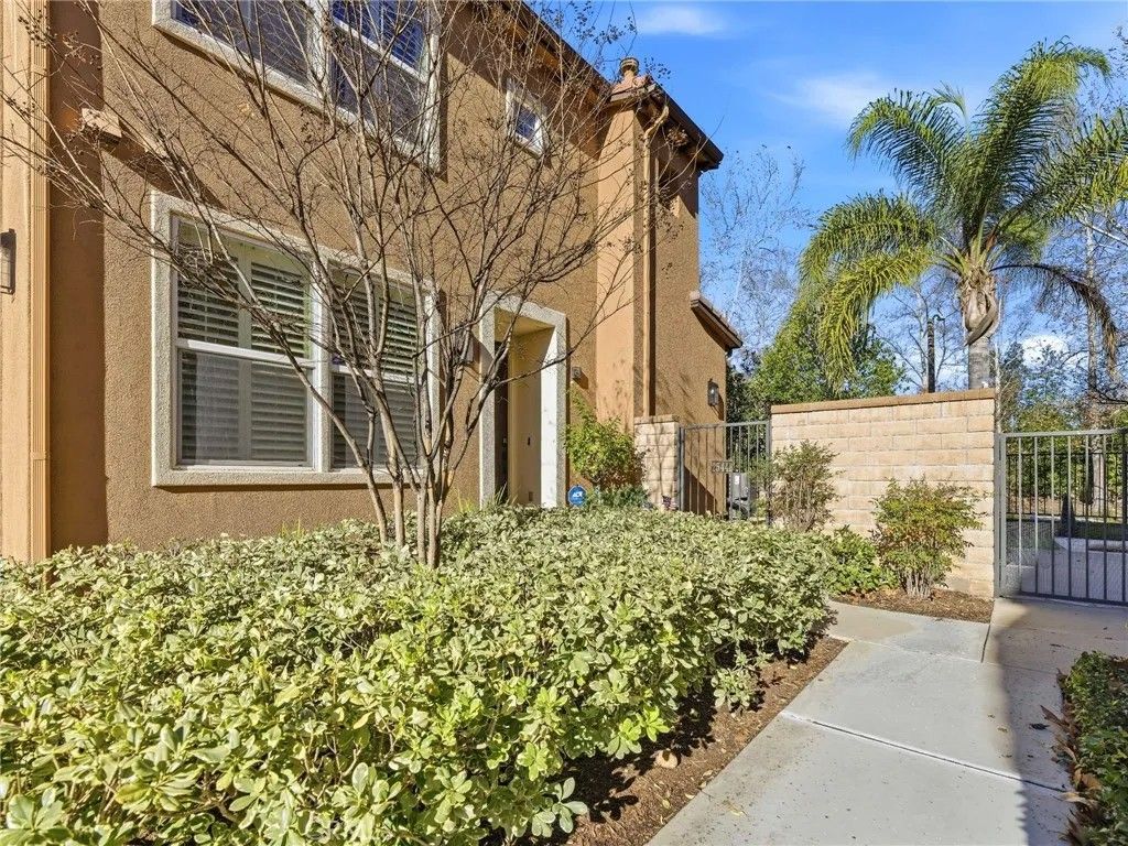 Photo of 25441 Eagle Ln, Valencia, CA 91381 (MLS # SR25280785)