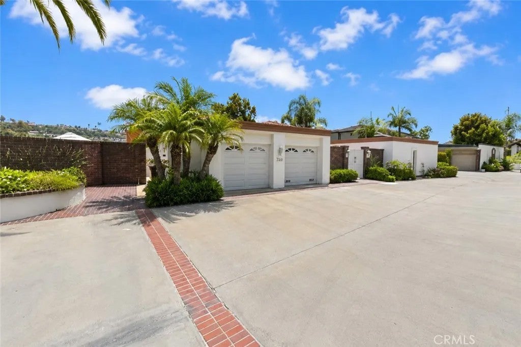 7343 Almaden