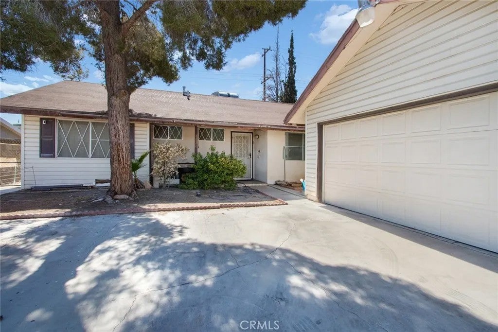 Photo of 1628 Paloma St, Barstow, CA 92311 (MLS # AR26220455)