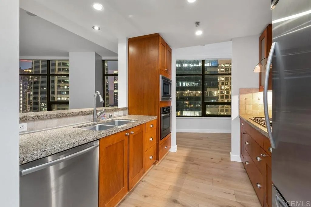 700 W E Street 1604