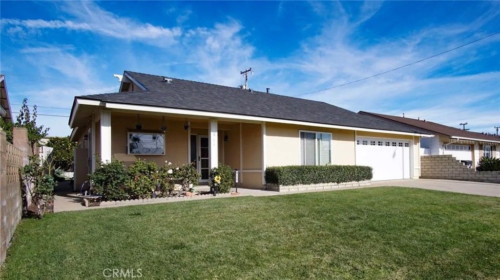 Photo of 911 E Evergreen Avenue, Santa Maria, CA 93454 (MLS # PI25277674)