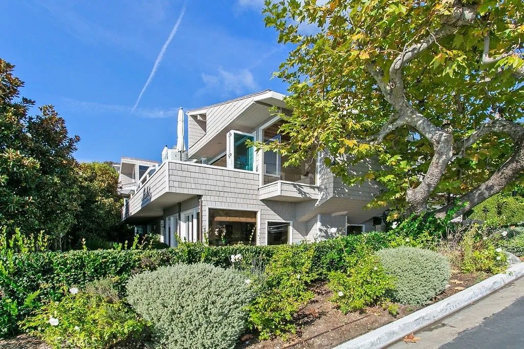 Photo of 1010 Emerald Bay, Laguna Beach, CA 92651 (MLS # LG26001891)