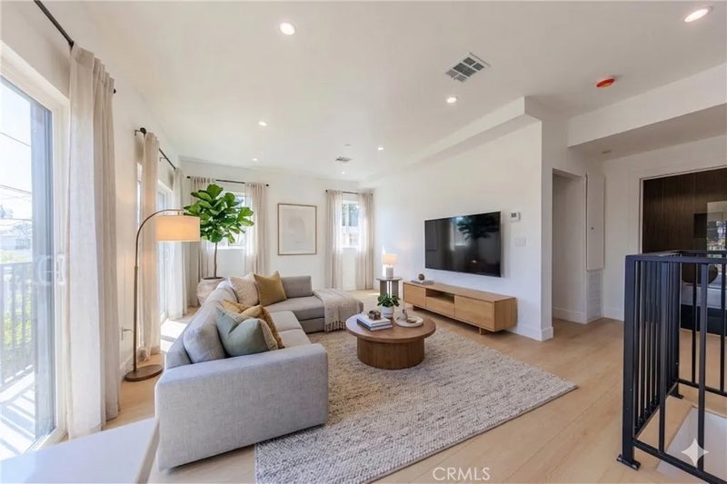 2426 S West View