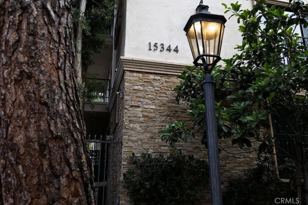 Photo of 15344 Weddington Street #104, Sherman Oaks, CA 91411 (MLS # SR26115942)
