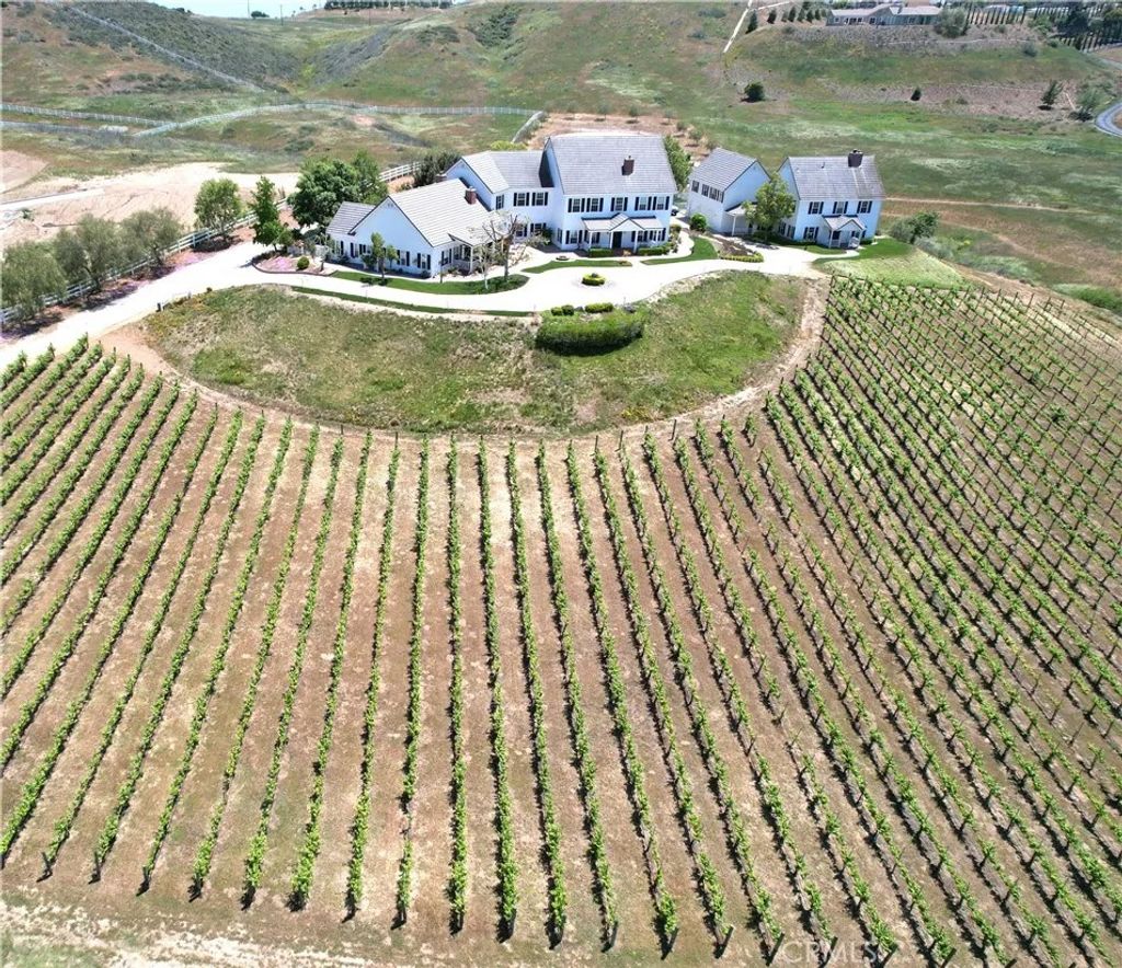 Photo of 36475 Avenida La Cresta, Murrieta, CA 92562 (MLS # SW26031695)