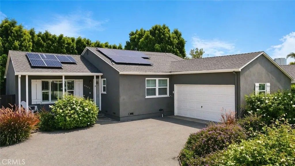 Photo of 6458 Hanna Ave, Woodland Hills, CA 91303 (MLS # SR26084926)