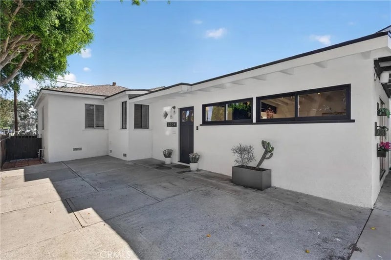 1204 E Poinsettia