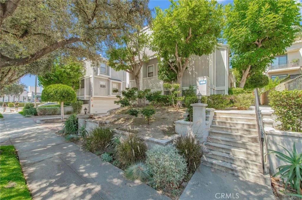 Photo of 965 E Del Mar Boulevard #4, Pasadena, CA 91106 (MLS # CV26182335)