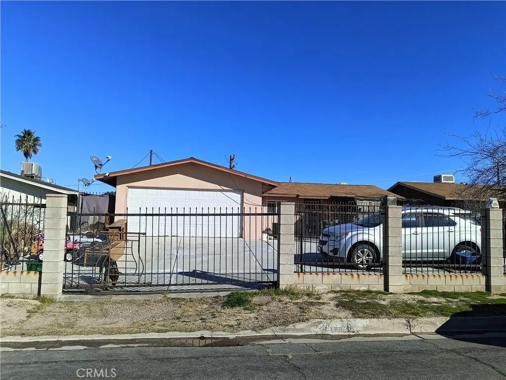 Photo of 217 Plaimor Avenue, Barstow, CA 92311 (MLS # HD26013150)