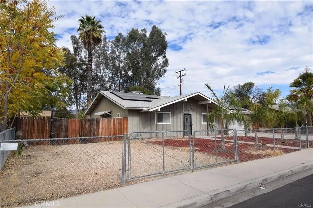 Photo of 532 Fern Place, Hemet, CA 92543 (MLS # CV25267523)