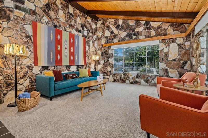 3131 E Victoria Drive